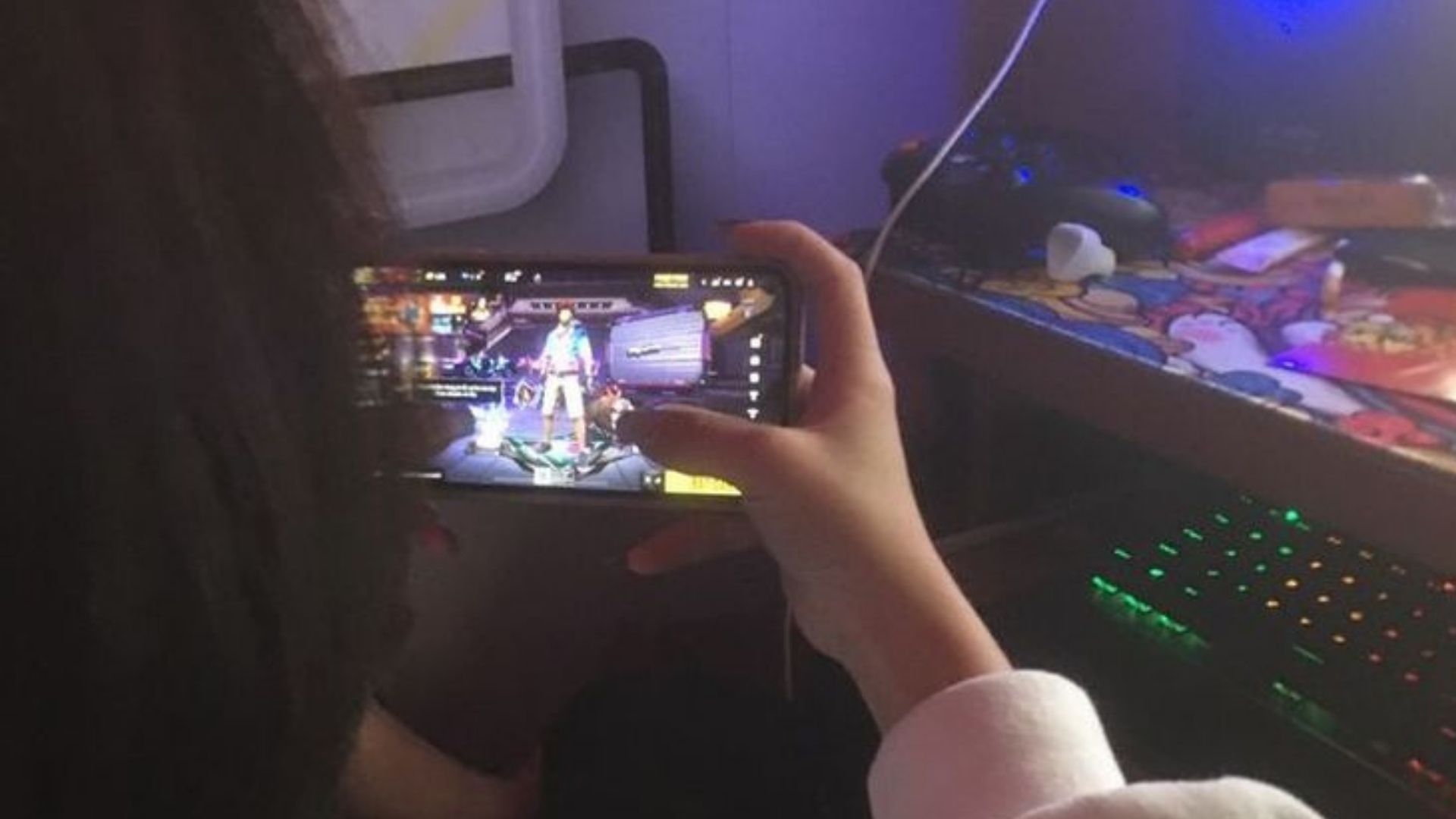 Online Mobile Games with Powerful Social Features